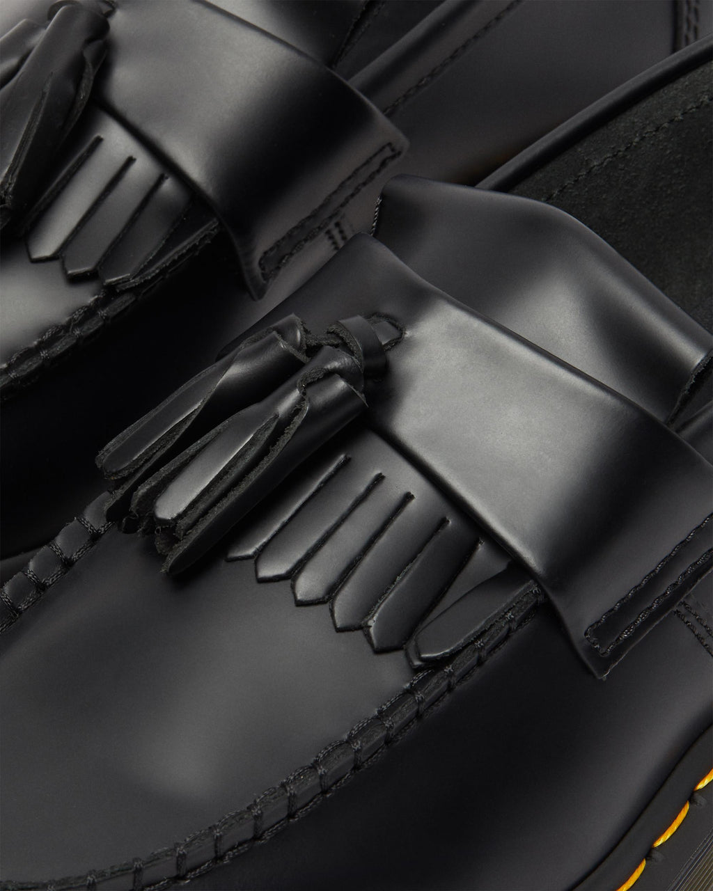 Mocasines Adrian Yellow Stitch de piel Smooth con borla Dr. Martens - vista trasera