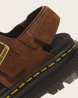 Sandalias con plataforma Zebzag de nubuck Sepia Brown de Dr. Martens - detalle del empeine y cierre de velcro
