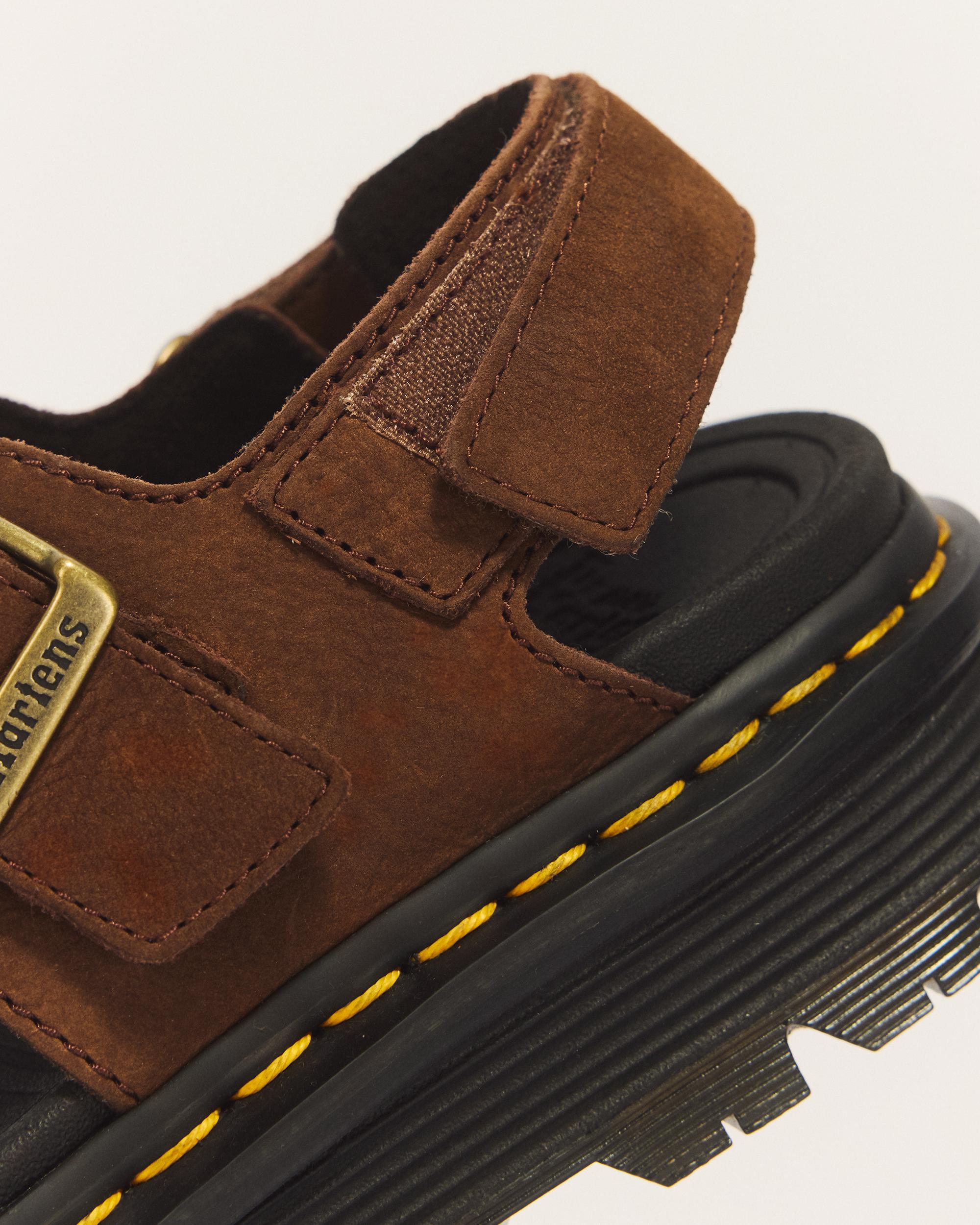 Sandalias con plataforma Zebzag de nubuck Sepia Brown de Dr. Martens - detalle del empeine y cierre de velcro
