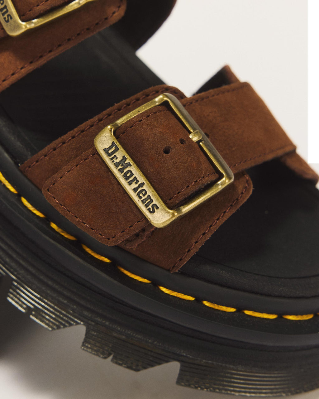Sandalias con plataforma Zebzag de nubuck Sepia Brown de Dr. Martens - detalle de la hebilla